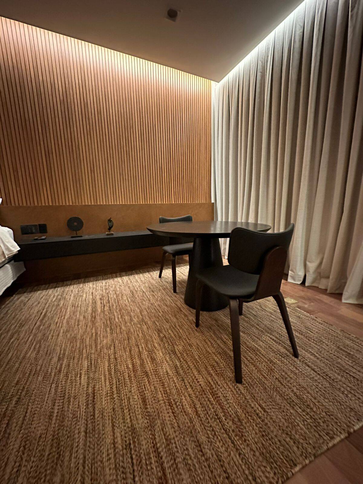 Residência Contemporânea com 2.431m², 4 Suítes, Lazer Completo e Alta Tecnologia