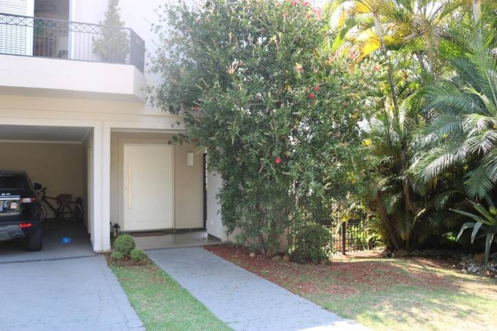 Casa à venda no Tamboré 3 com 4 suítes e excelente potencial para retrofit