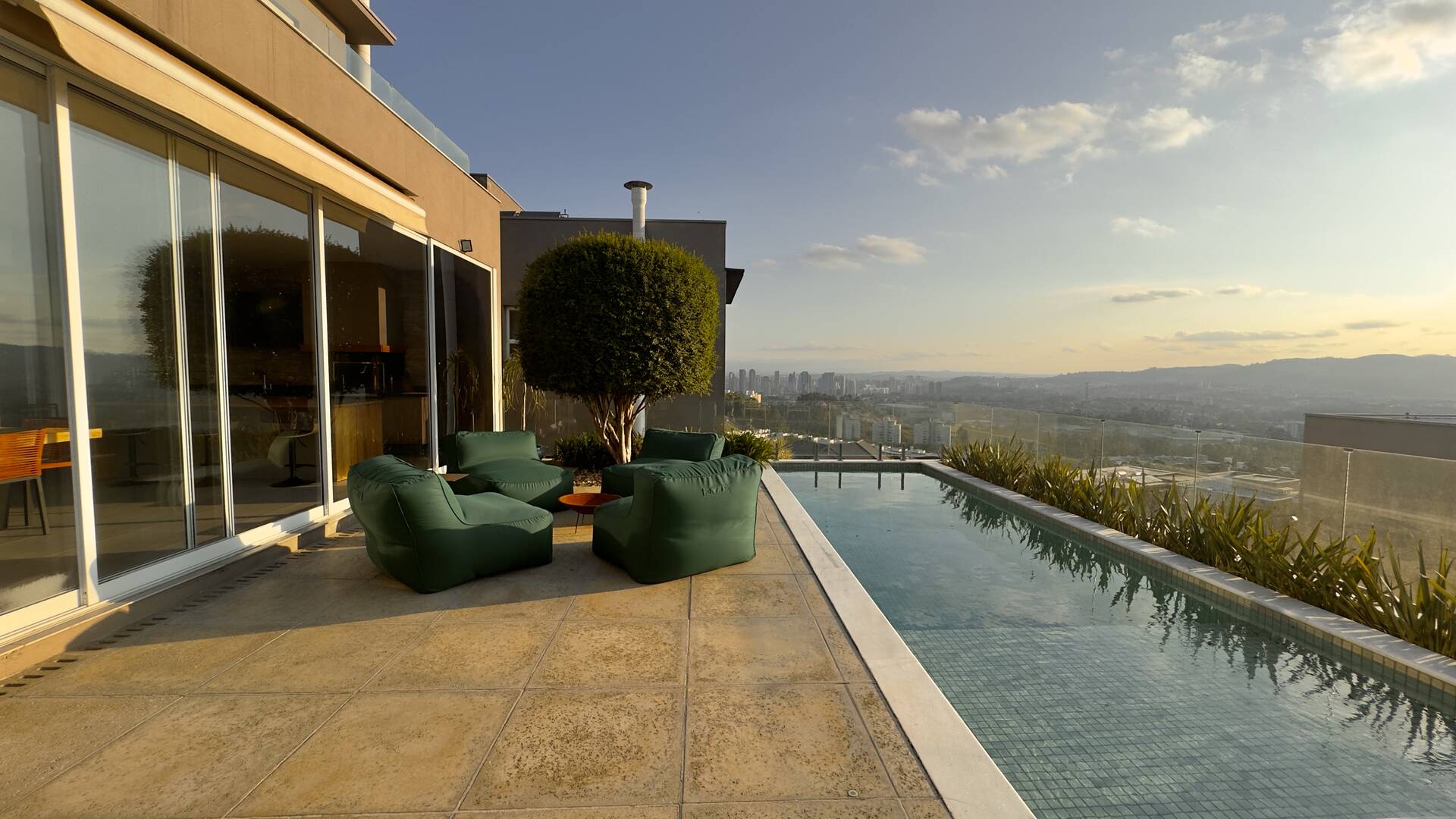 Casa à venda no Tamboré 10 com 4 suítes, área gourmet integrada e 539 m²