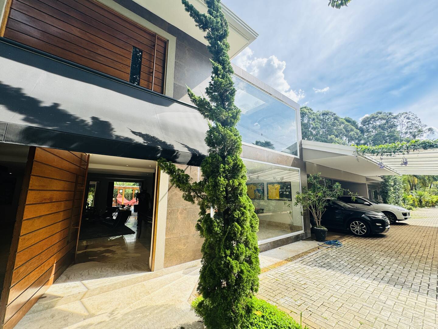 Casa térrea com 5 suítes, amplo terreno e área de lazer no Tamboré 1