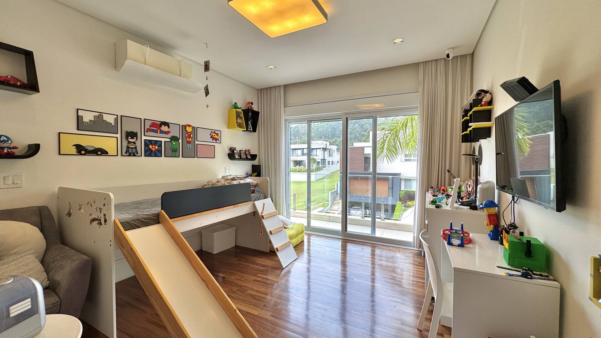 Casa Mobiliada com 4 Suítes, Cinema e Área Gourmet Completa em Alphaville