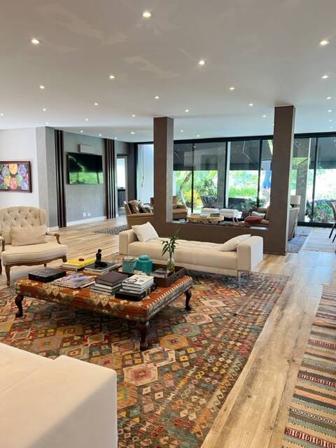 Casa Totalmente Reformada à Venda no Tamboré 1 | 5 Suítes e Ambientes Integrados