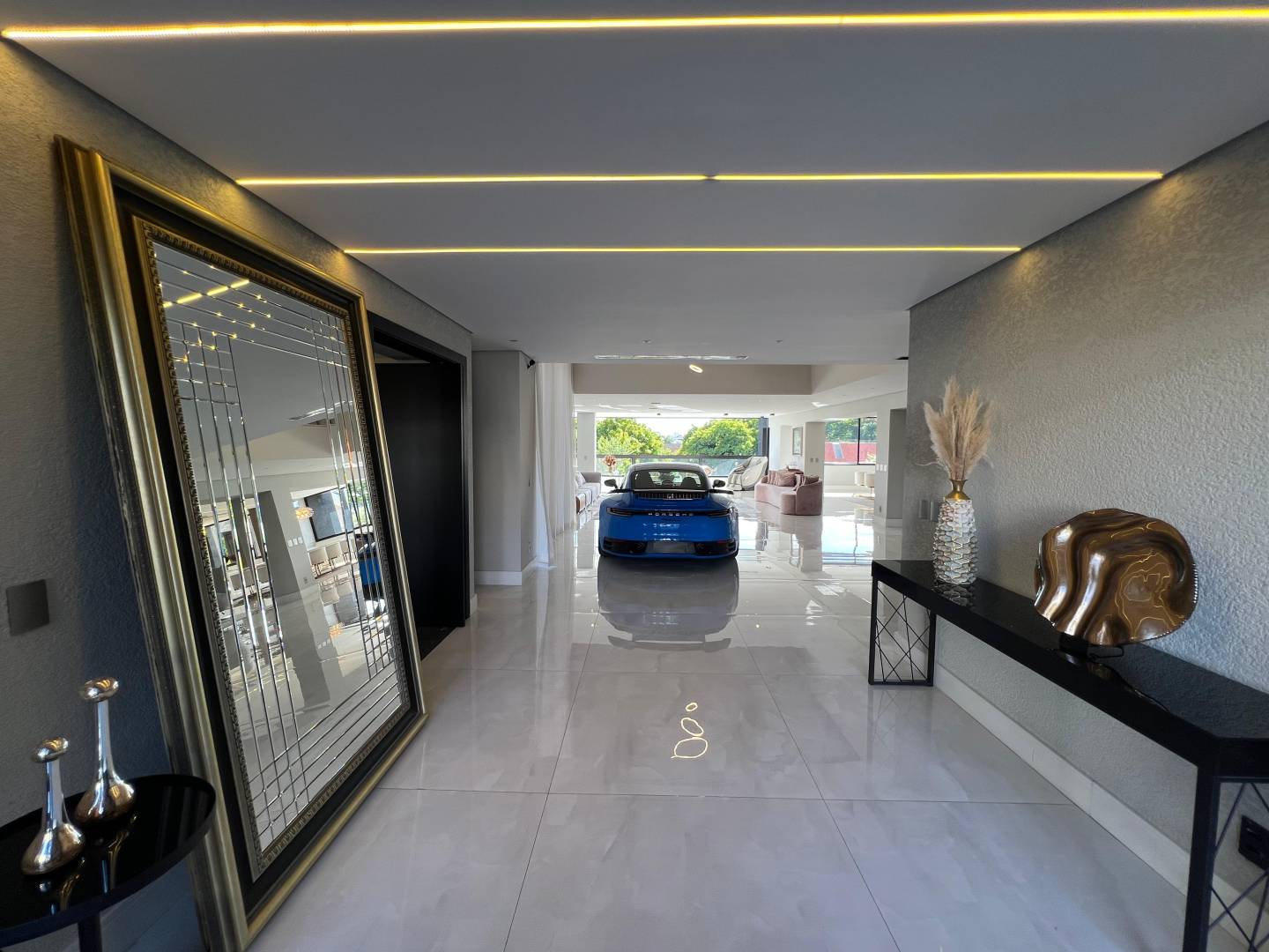 Residência de Alto Padrão à Venda em Alphaville com 5 Suítes, Elevador e Vista Privilegiada