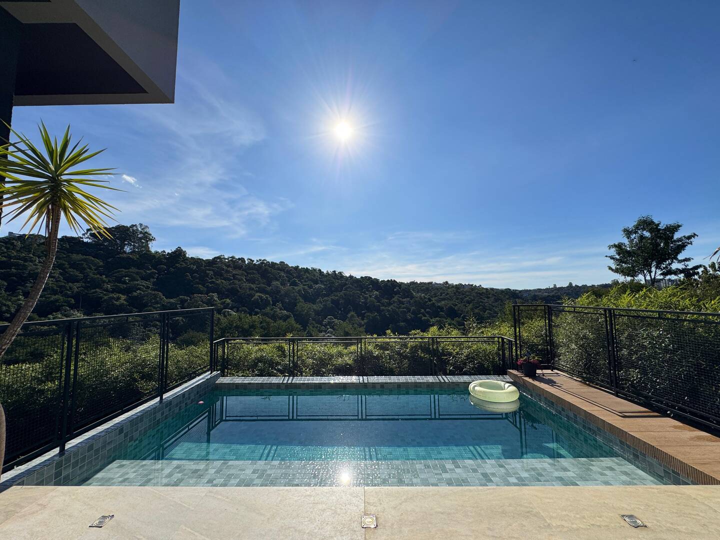 Casa contemporânea com vista para o lago e mata preservada no Gênesis 2