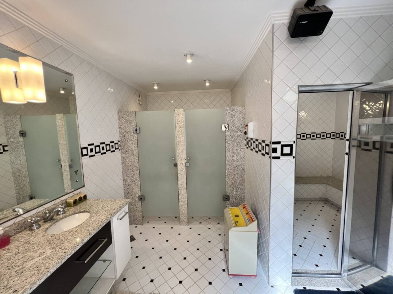 Casa semi-térrea com 3 suítes à venda no Tamboré 1