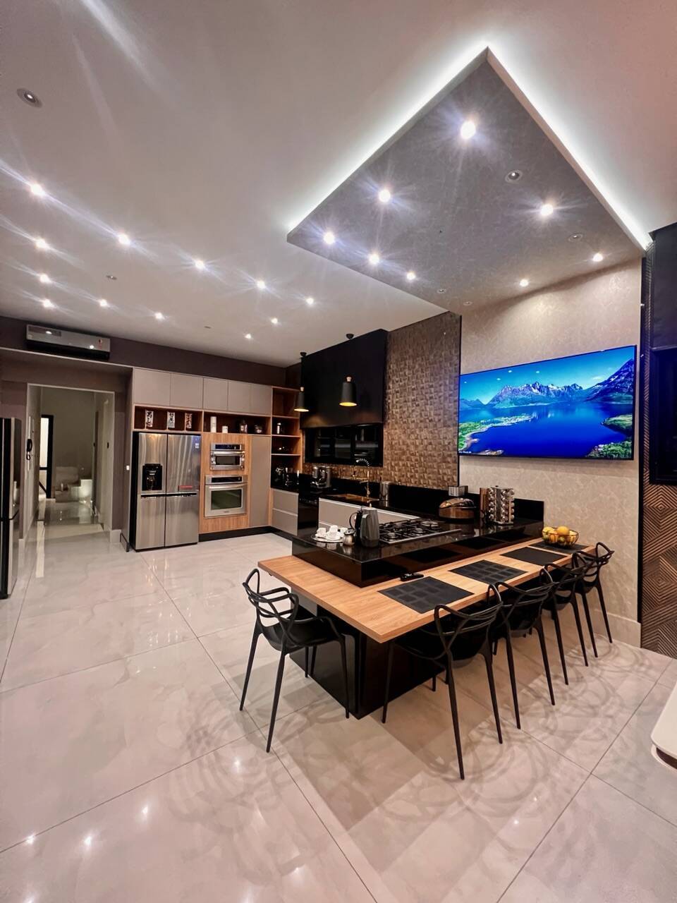 Residência Assinada por Karina Stein com 11 Suítes e Infraestrutura Completa de Lazer