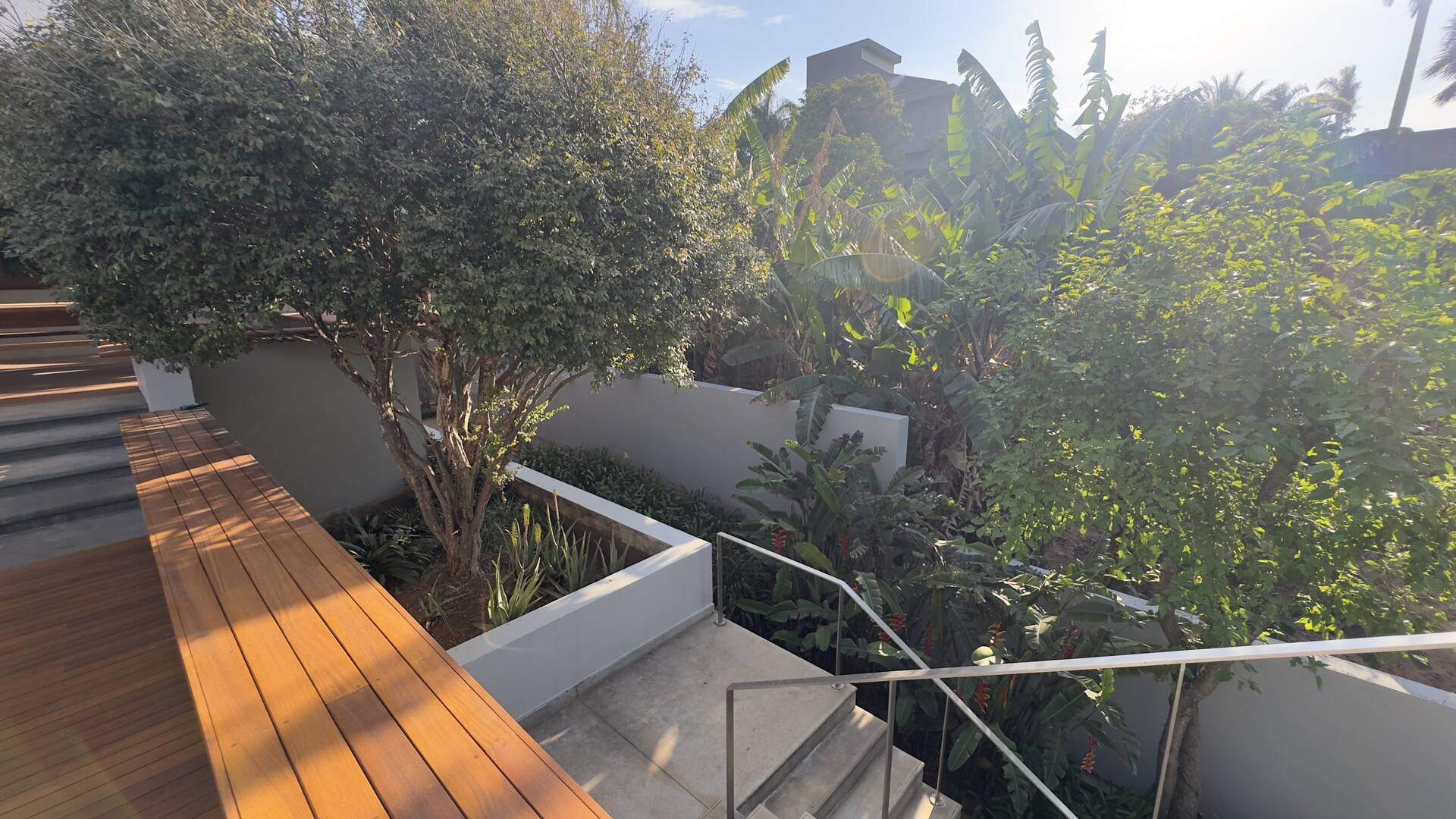 Casa Contemporânea com Vista Permanente, Piscina com Raia e Projeto Autoral em Alphaville
