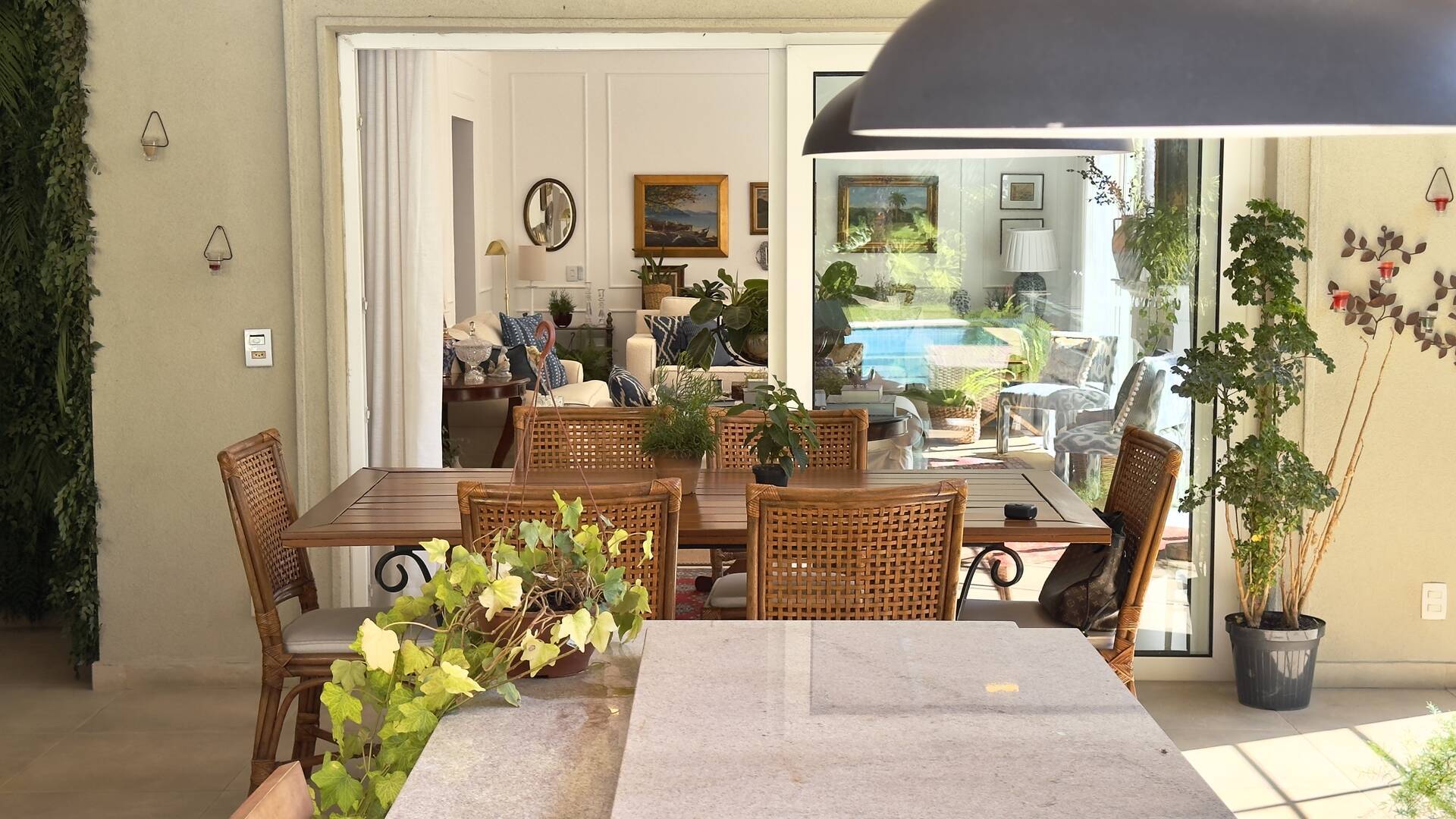 Casa com amplo terreno e excelente potencial de retrofit à venda em Alphaville