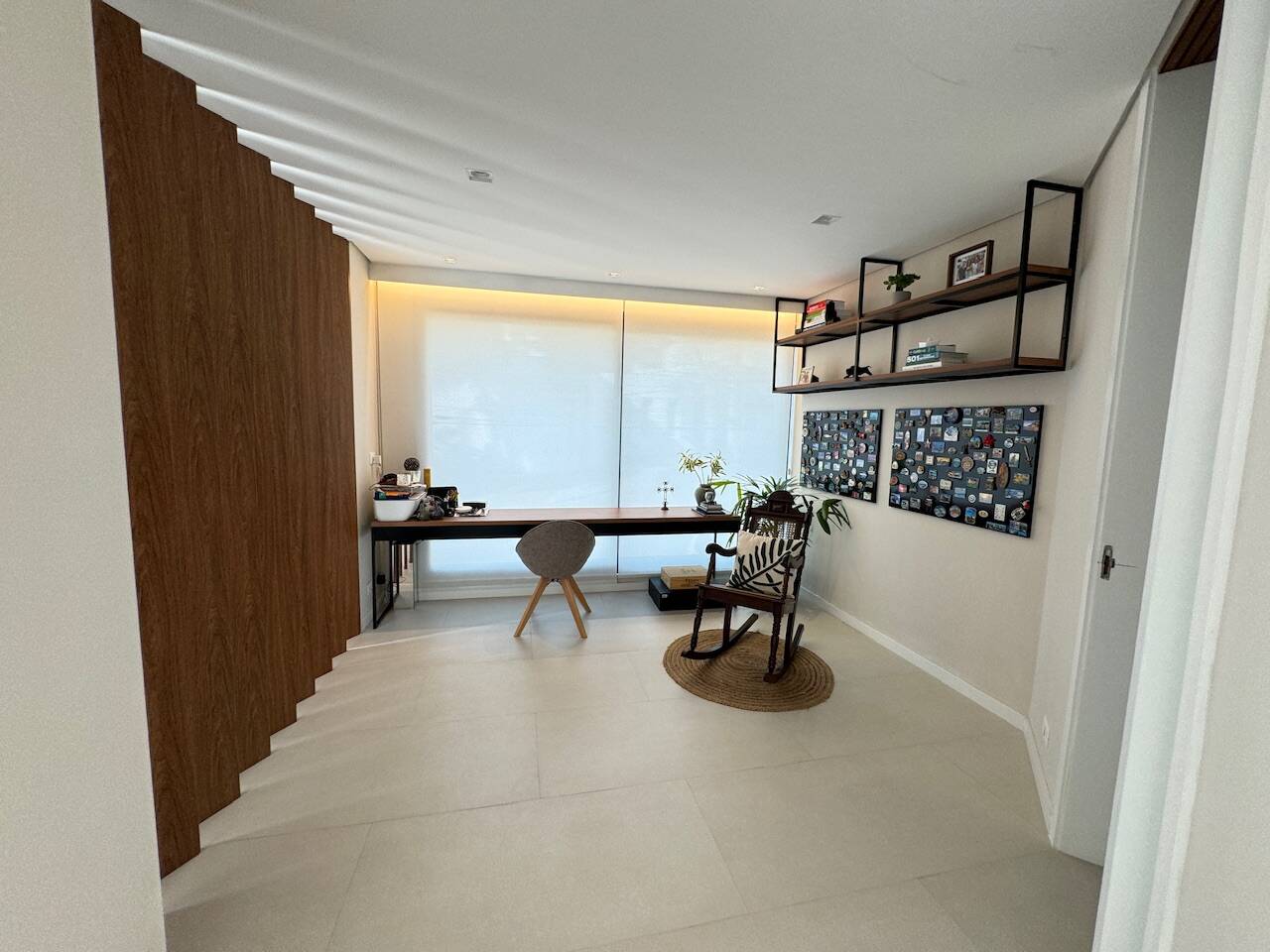 Casa totalmente reformada e mobiliada à venda no Alphaville Residencial 1 com 4 suítes