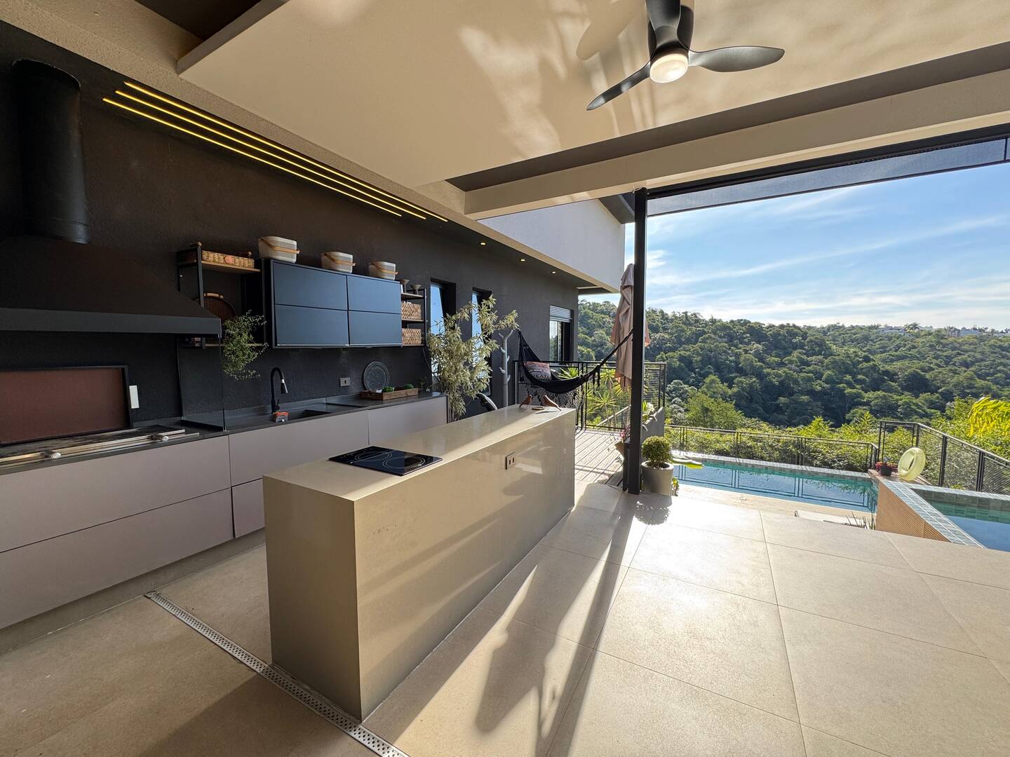 Casa contemporânea com vista para o lago e mata preservada no Gênesis 2