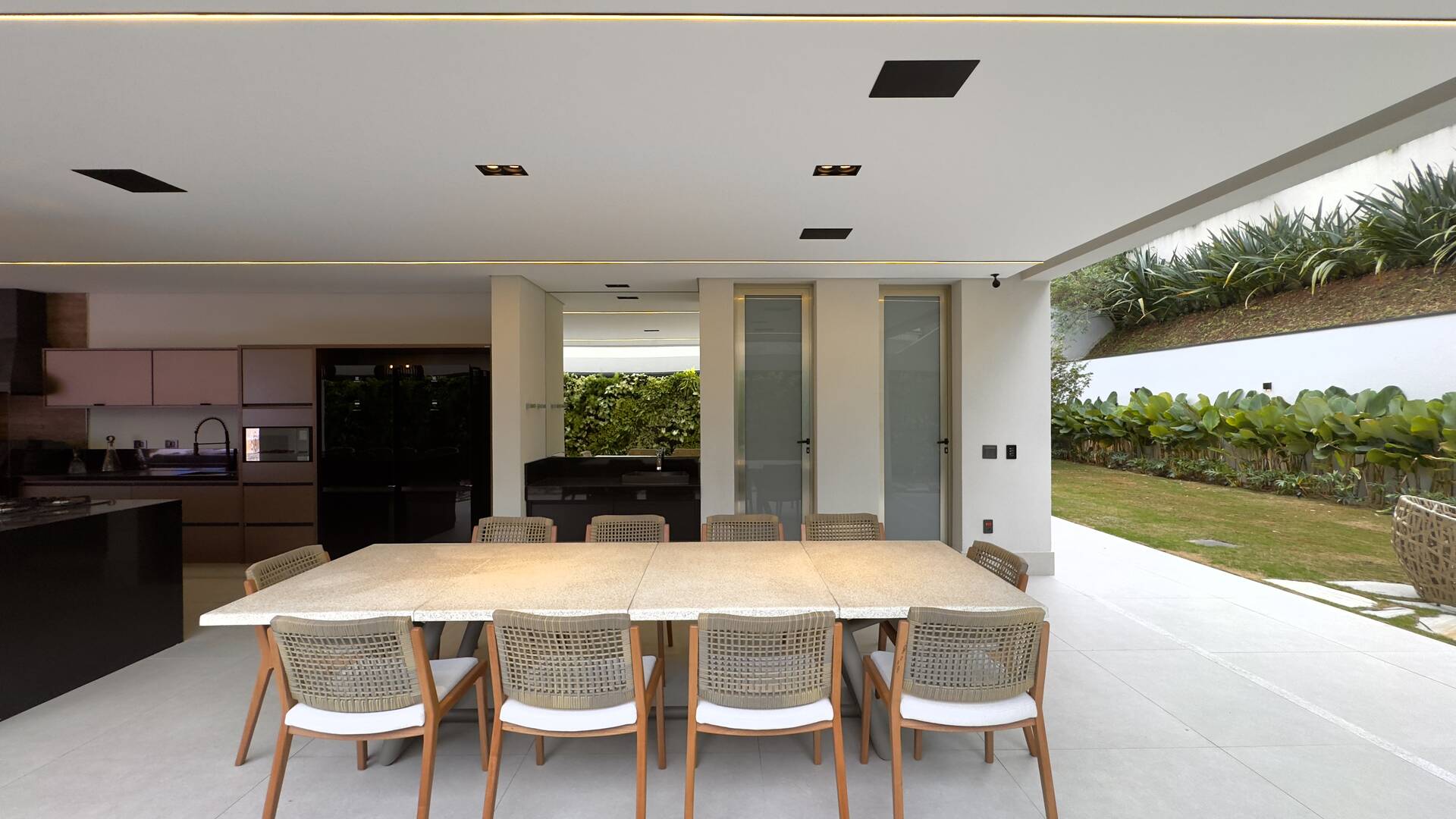 Casa de Alto Padrão à Venda no Tamboré 3 | Frente para o Lago | 5 Suítes | 870 m²