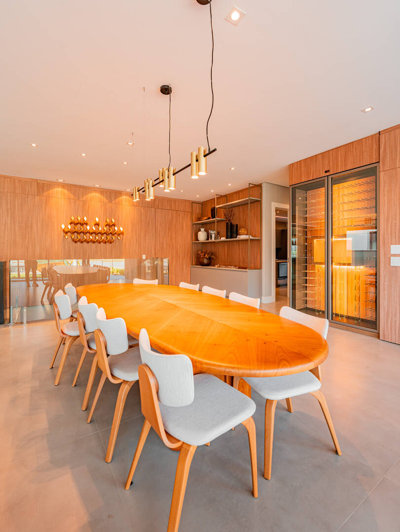 Casa porteira fechada à venda em Alphaville | 5 suítes, rooftop e mobiliada