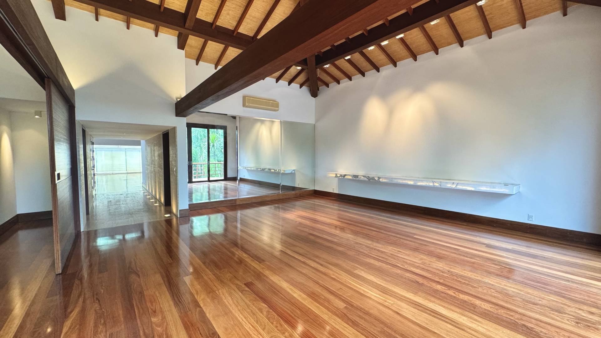 Casa com 6.300m² de terreno privativo - Residencial Tamboré 1