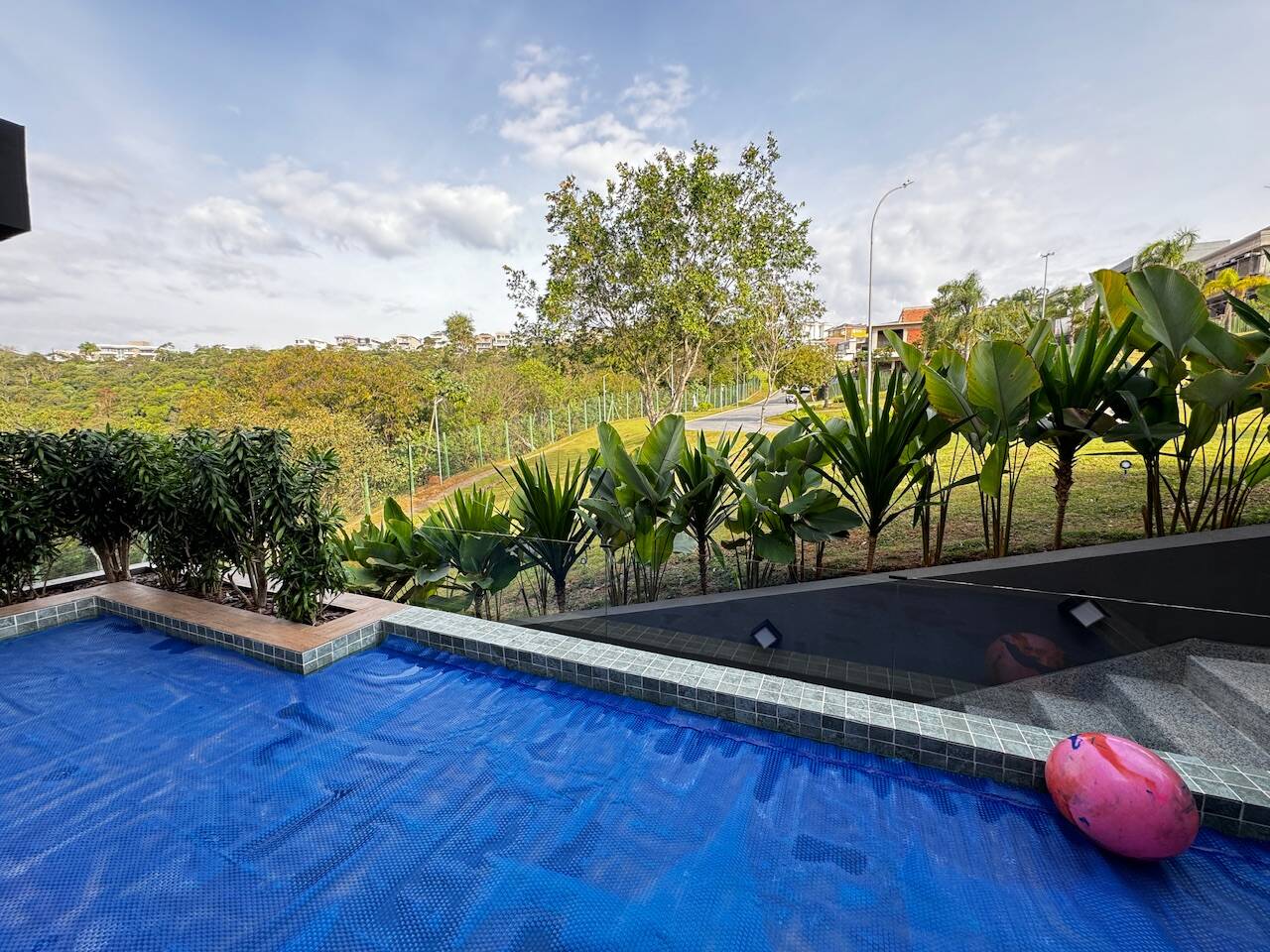 Casa Contemporânea à Venda em Alphaville com 5 Suítes, Spa e Piscina Aquecida