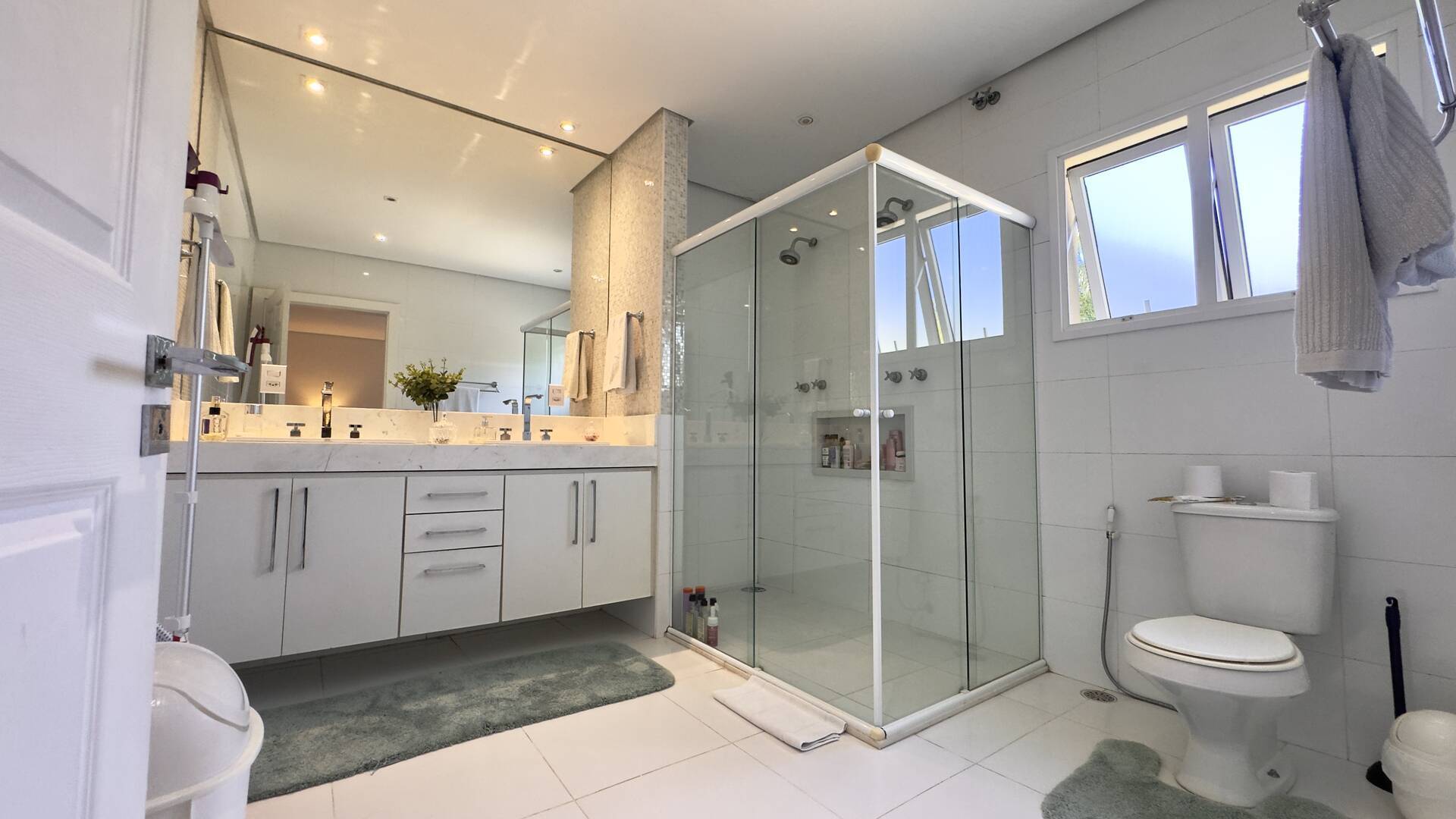 Casa com amplo terreno e excelente potencial de retrofit à venda em Alphaville
