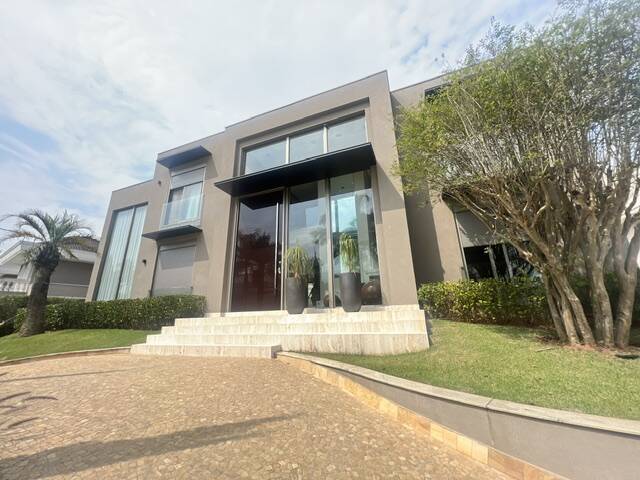 Casa com 5 suítes, elevador e lazer completo à venda em Alphaville
