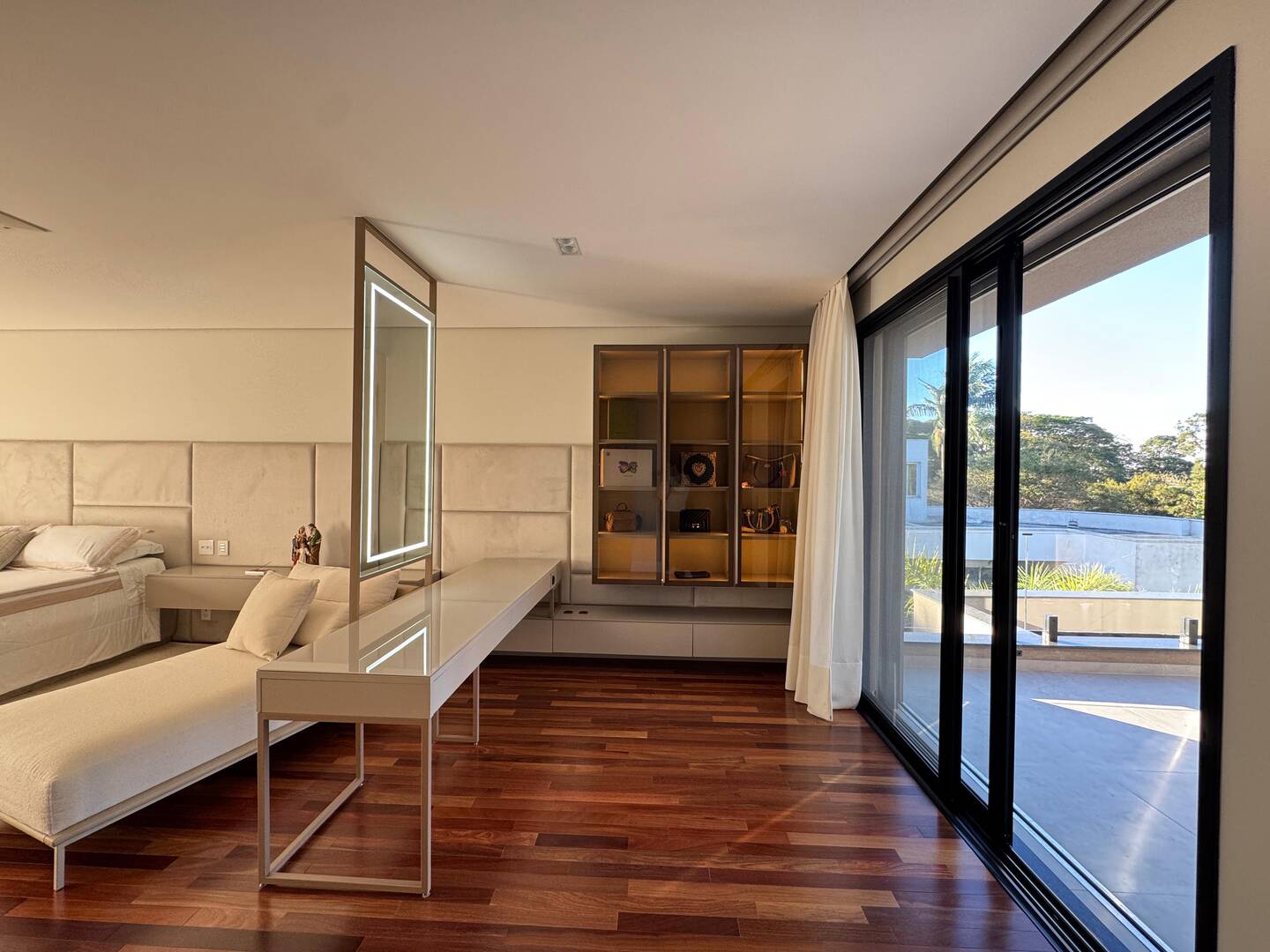 Casa com projeto de Breno Santiago e lazer completo no Haras Guancan