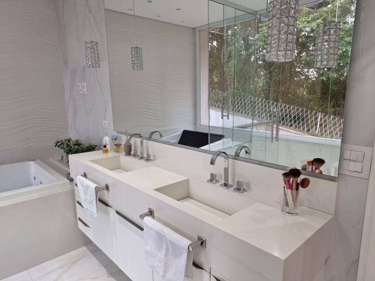Casa com fundo para mata - Residencial Tamboré 11 - Venda porteira fechada.