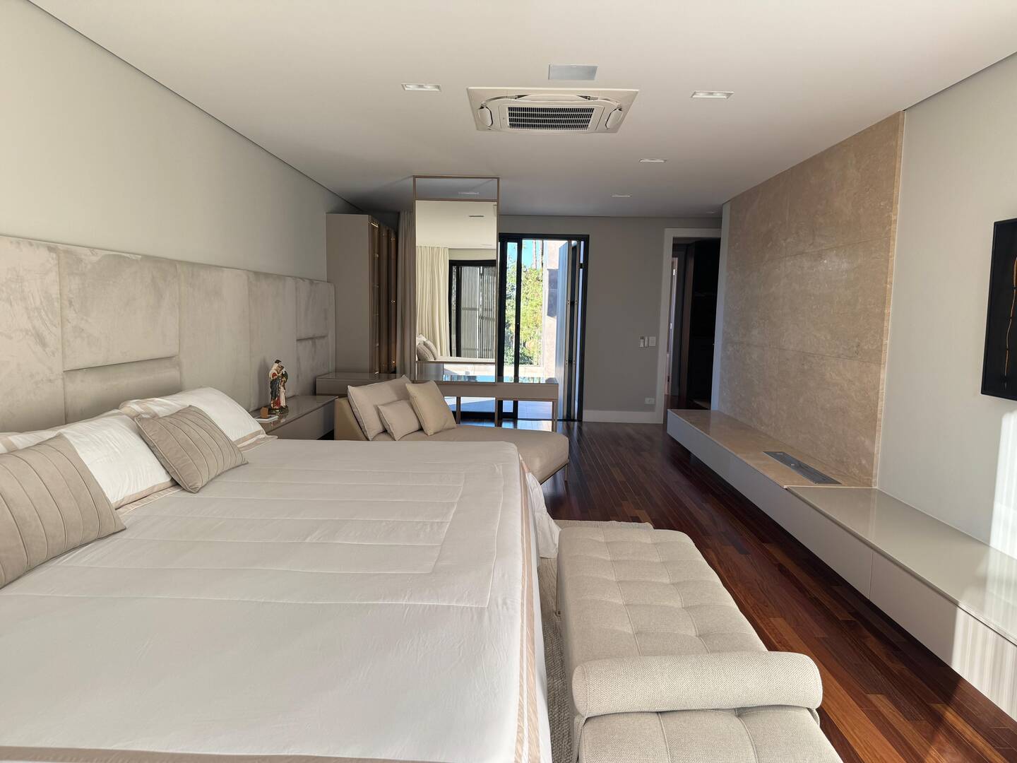 Casa com projeto de Breno Santiago e lazer completo no Haras Guancan