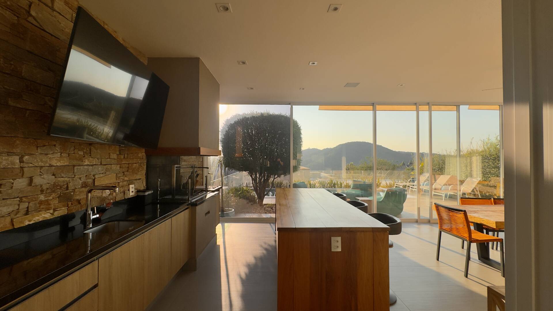 Casa à venda no Tamboré 10 com 4 suítes, área gourmet integrada e 539 m²