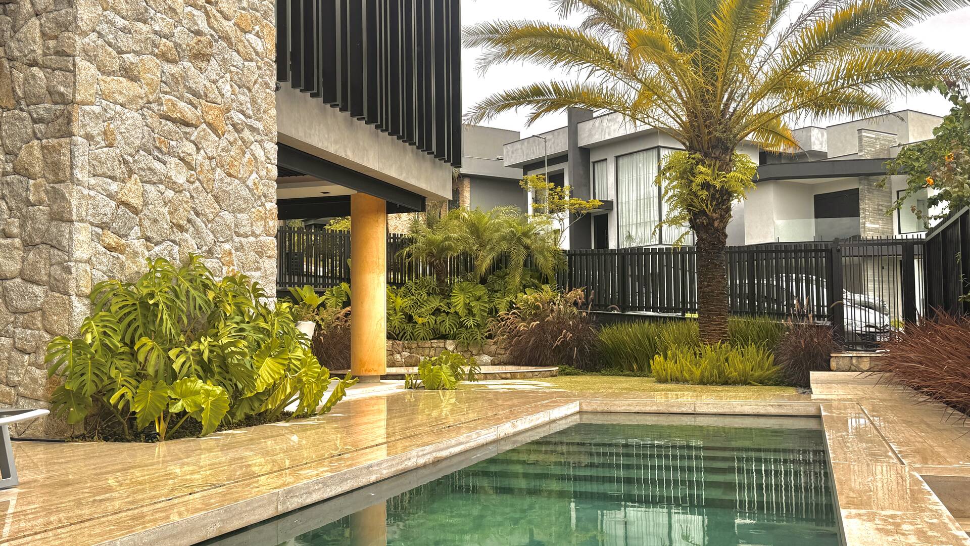 Casa contemporânea com 4 suítes e arquitetura autoral à venda no Itahyê, Alphaville