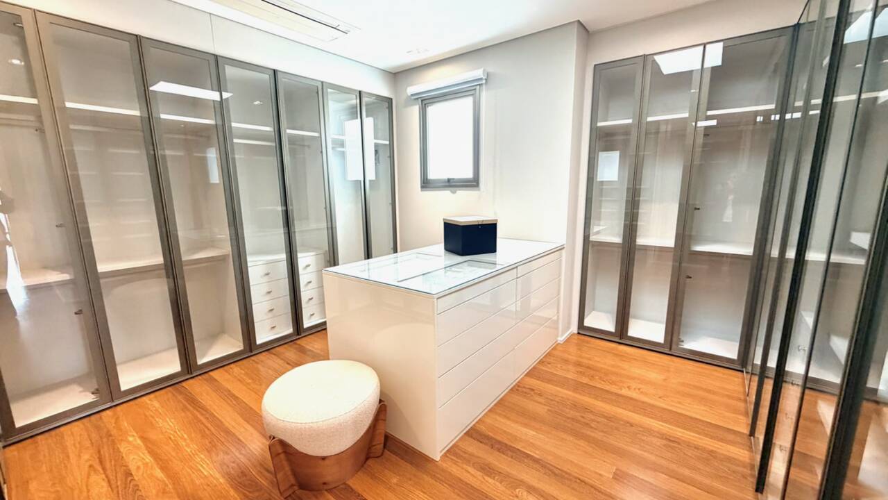 Casa à Venda no Tamboré 3 com 5 Suítes, Man Cave Exclusiva e Lazer Completo