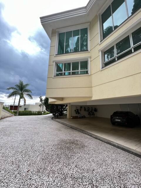Casa no Tamboré 1 com 6 Suítes e Fundo para Ampla Área Verde Privativa