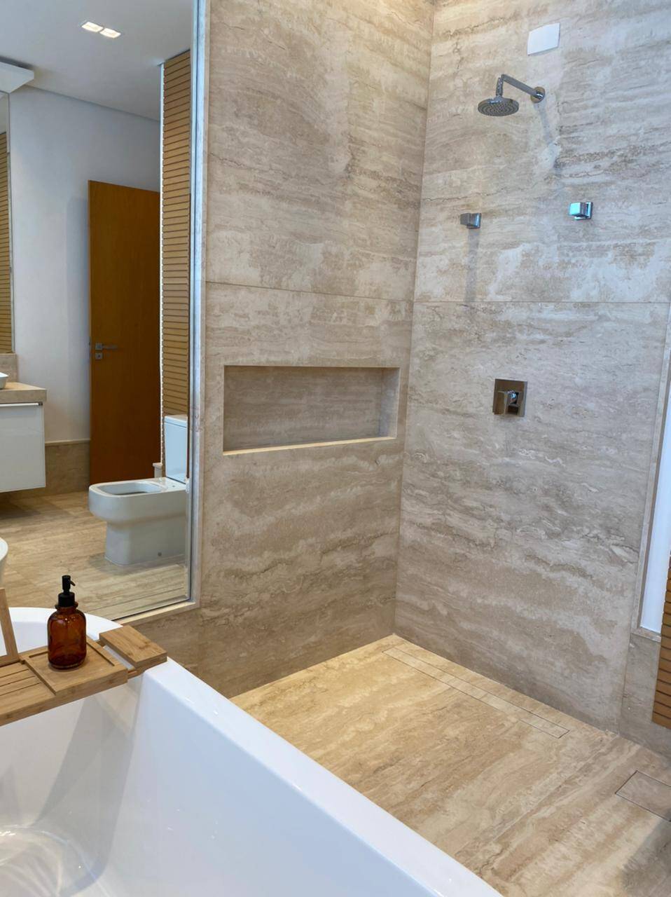 Residência Assinada por Mario Perez no Vila Solaia | 640 m², 4 Suítes e Vista Panorâmica