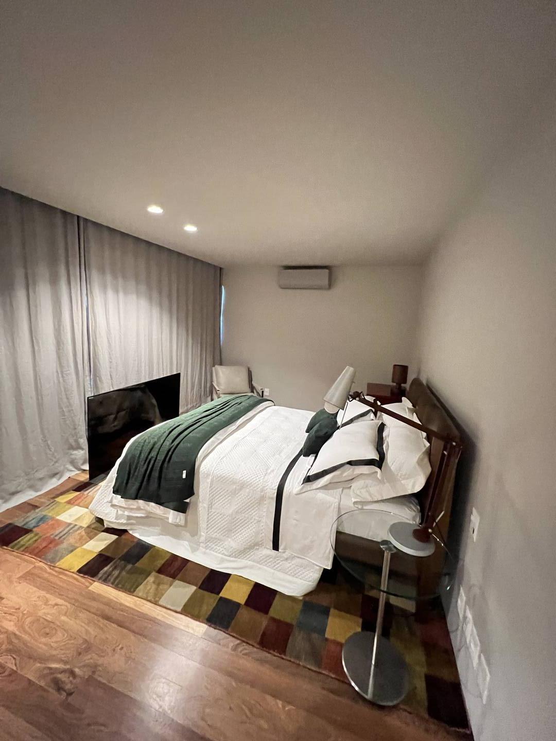 Residência autoral de David Bastos com piscina natural e design brasileiro