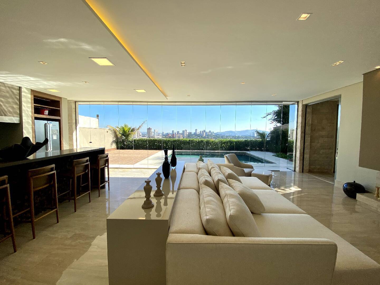 Residência Assinada por Mario Perez no Vila Solaia | 640 m², 4 Suítes e Vista Panorâmica