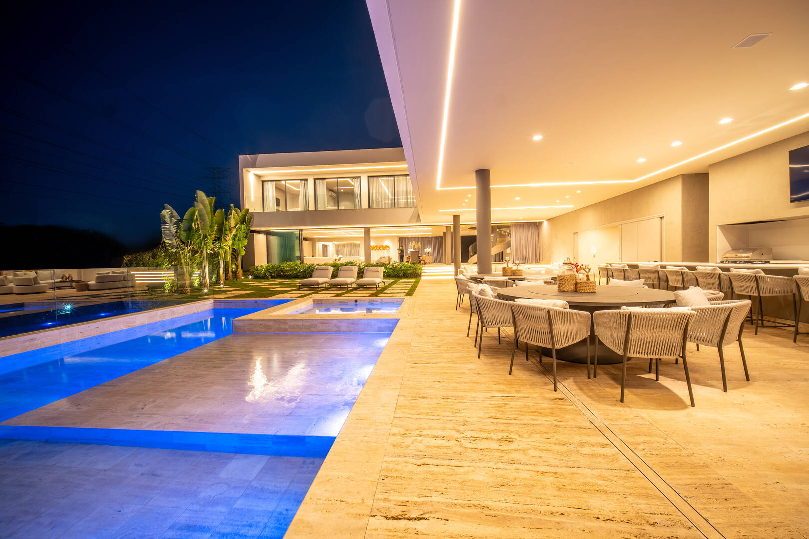 Casa à venda no Tamboré 2 com 6 suítes, SPA privativo, piscina e 2.385 m²