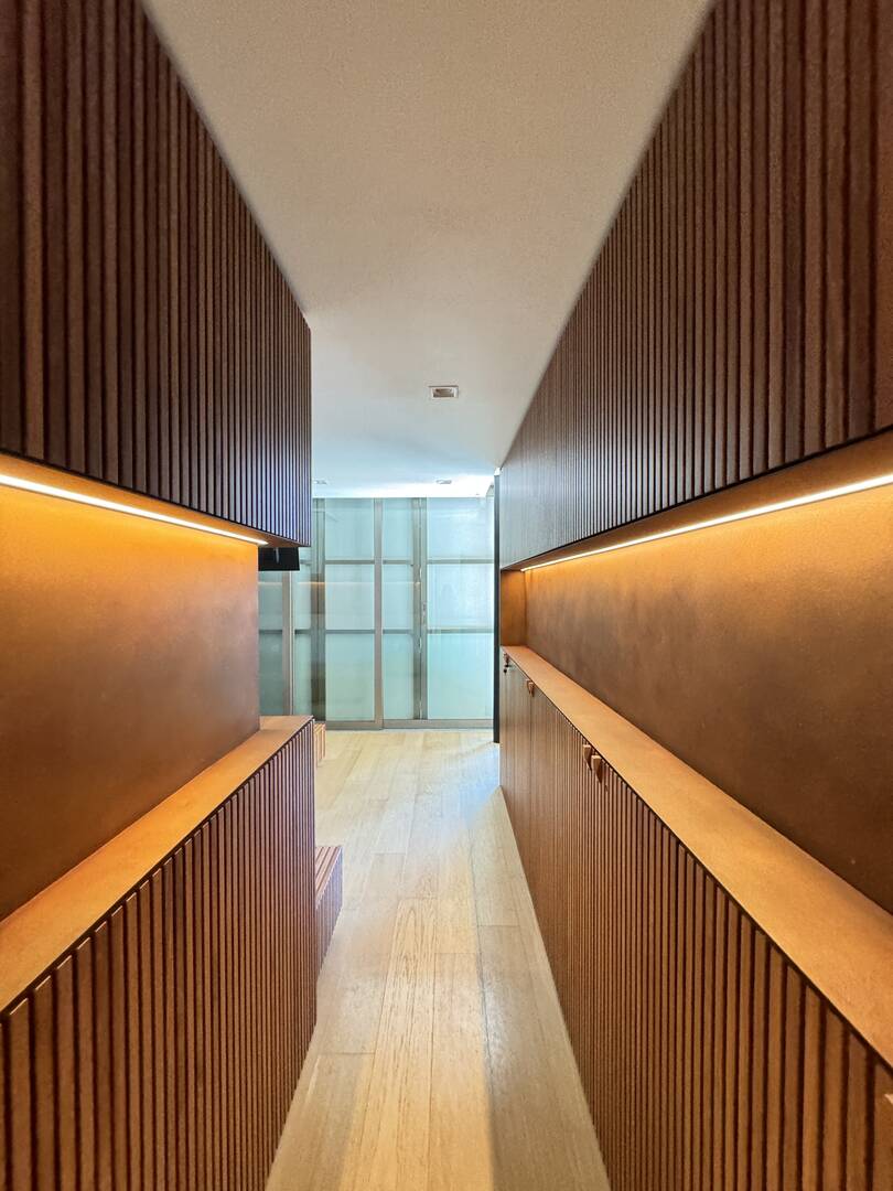 Casa contemporânea com 4 suítes, arquitetura autoral e área de lazer integrada