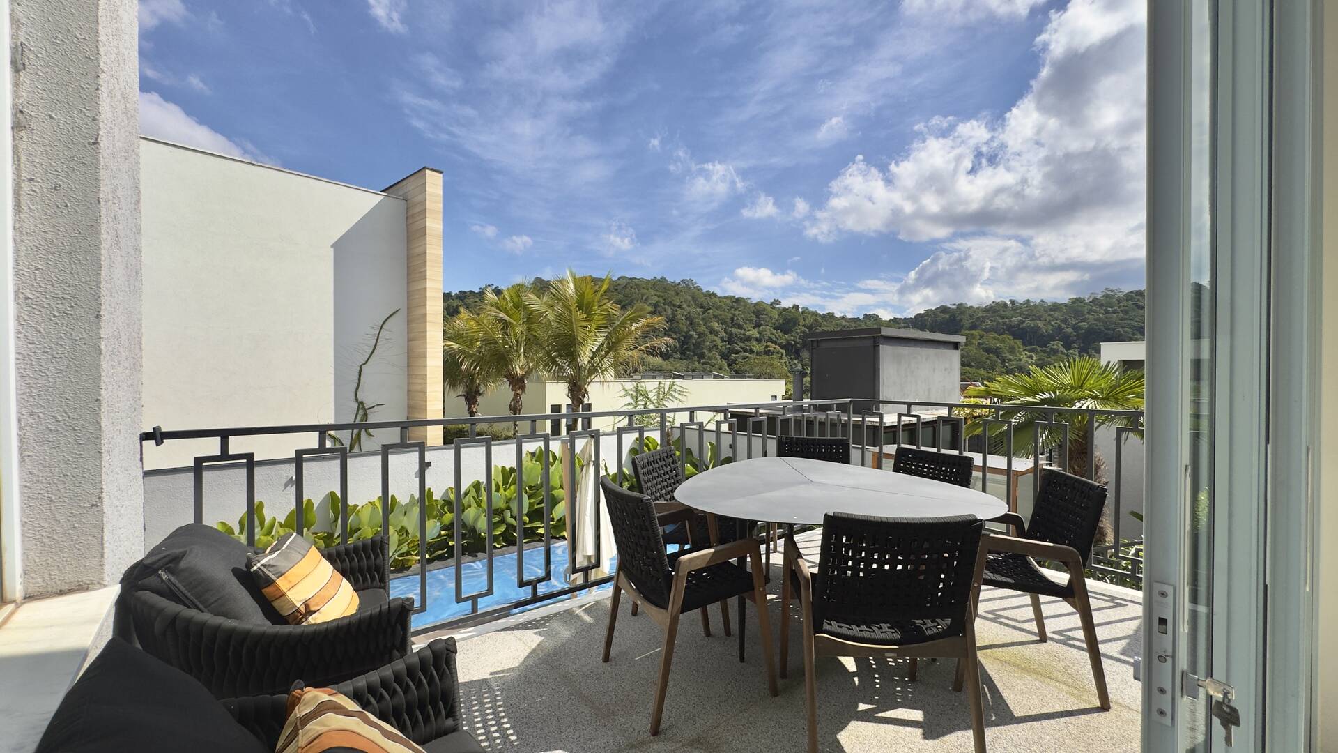Casa Contemporânea à Venda em Alphaville com 4 Suítes, Piscina e Integração de Ambientes