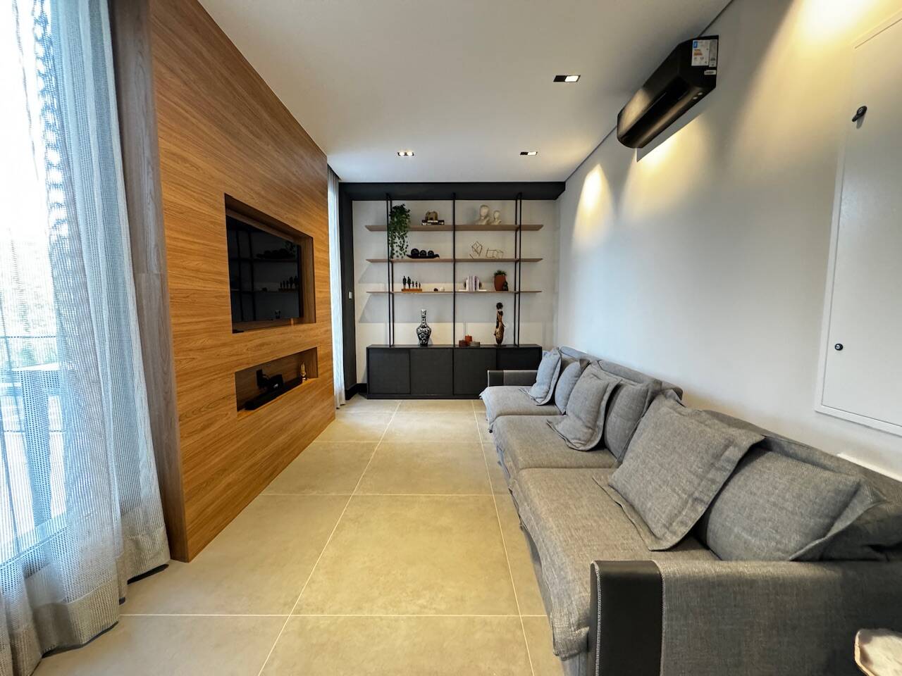 Casa Contemporânea à Venda em Alphaville com 5 Suítes, Spa e Piscina Aquecida