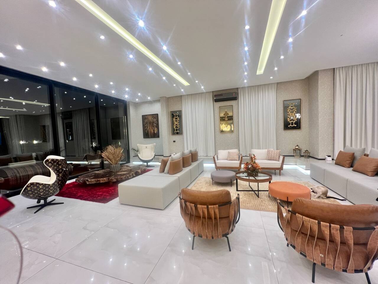 Residência Assinada por Karina Stein com 11 Suítes e Infraestrutura Completa de Lazer
