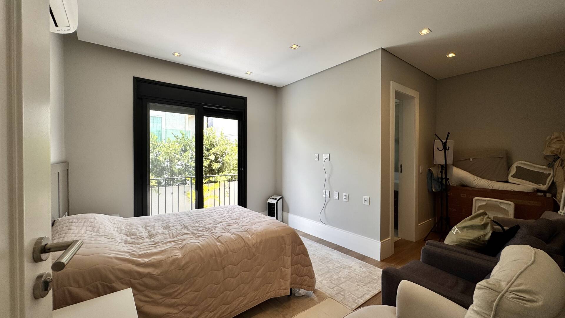 Casa Nova e Atemporal com 4 Suítes no Residencial Gênesis 1 | Alphaville
