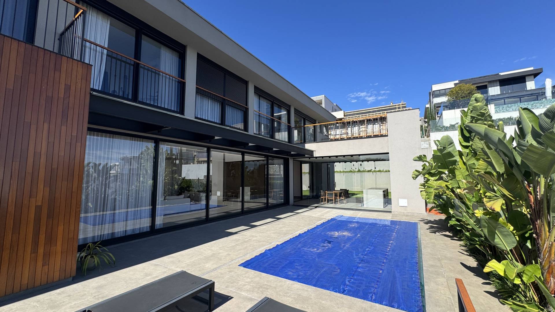 Casa à venda no Tamboré 10 com vista permanente para a mata e amplo terreno