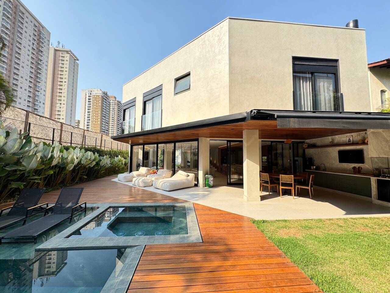 Casa totalmente reformada e mobiliada à venda no Alphaville Residencial 1 com 4 suítes