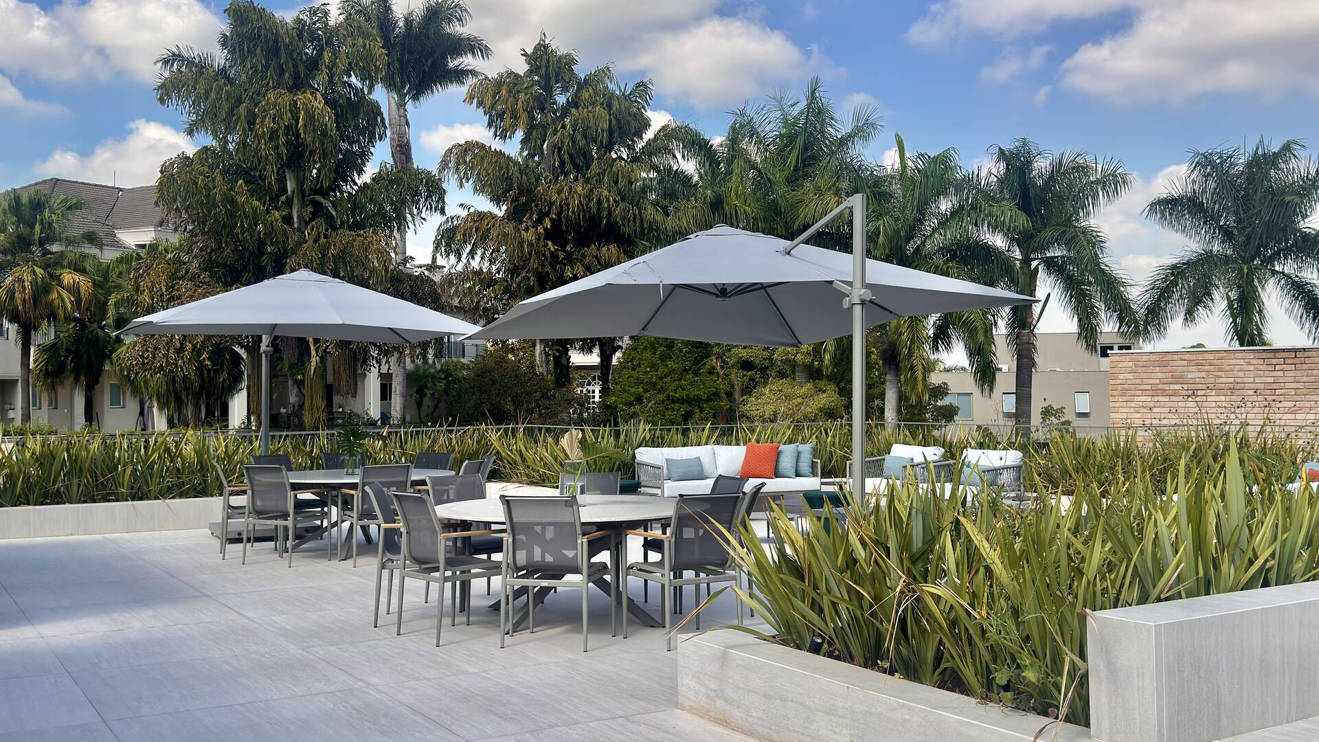 Casa Contemporânea no Tamboré 3 com Rooftop, 5 Suítes e Vista Permanente para a Praça
