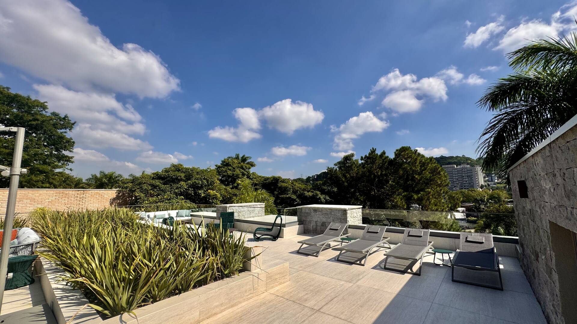 Casa Contemporânea no Tamboré 3 com Rooftop, 5 Suítes e Vista Permanente para a Praça
