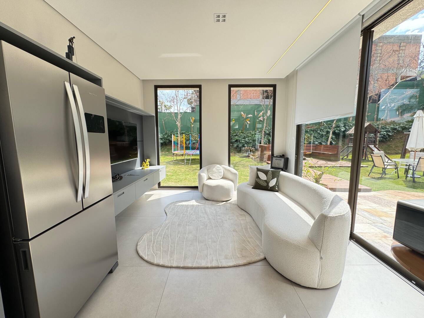 Casa Contemporânea à Venda no Tamboré 1 com 5 Suítes e Lazer Integrado