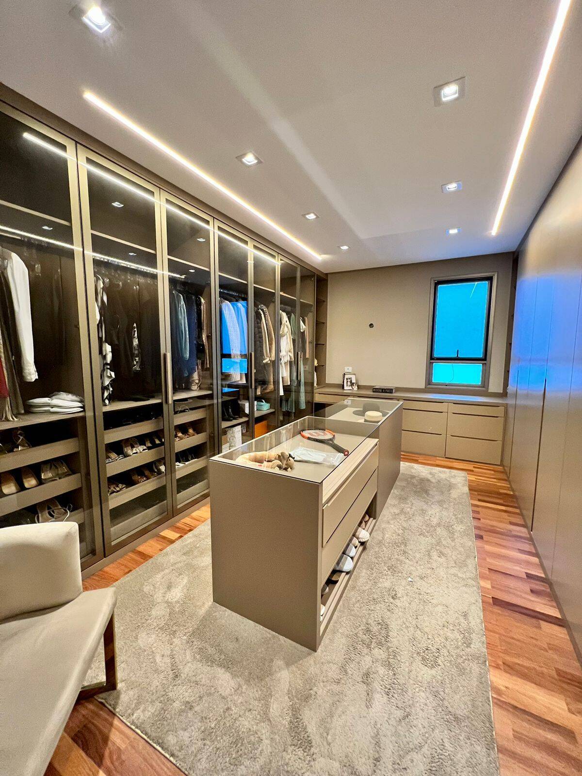 Casa com 5 suítes, elevador e lazer completo à venda em Alphaville