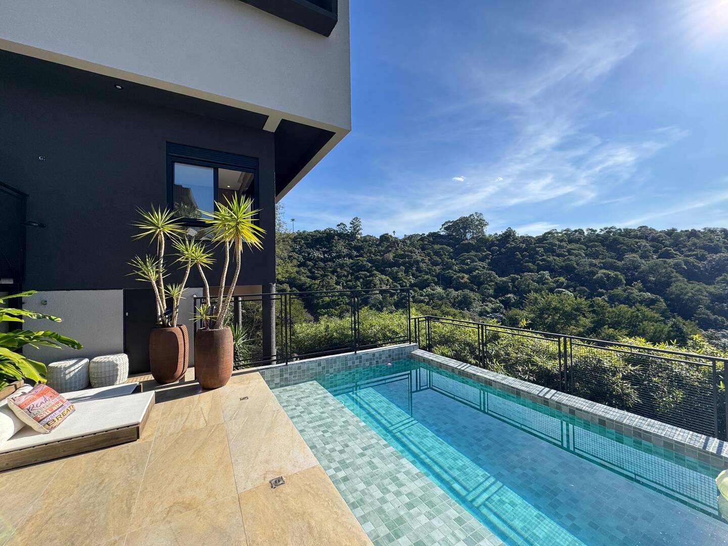 Casa contemporânea com vista para o lago e mata preservada no Gênesis 2