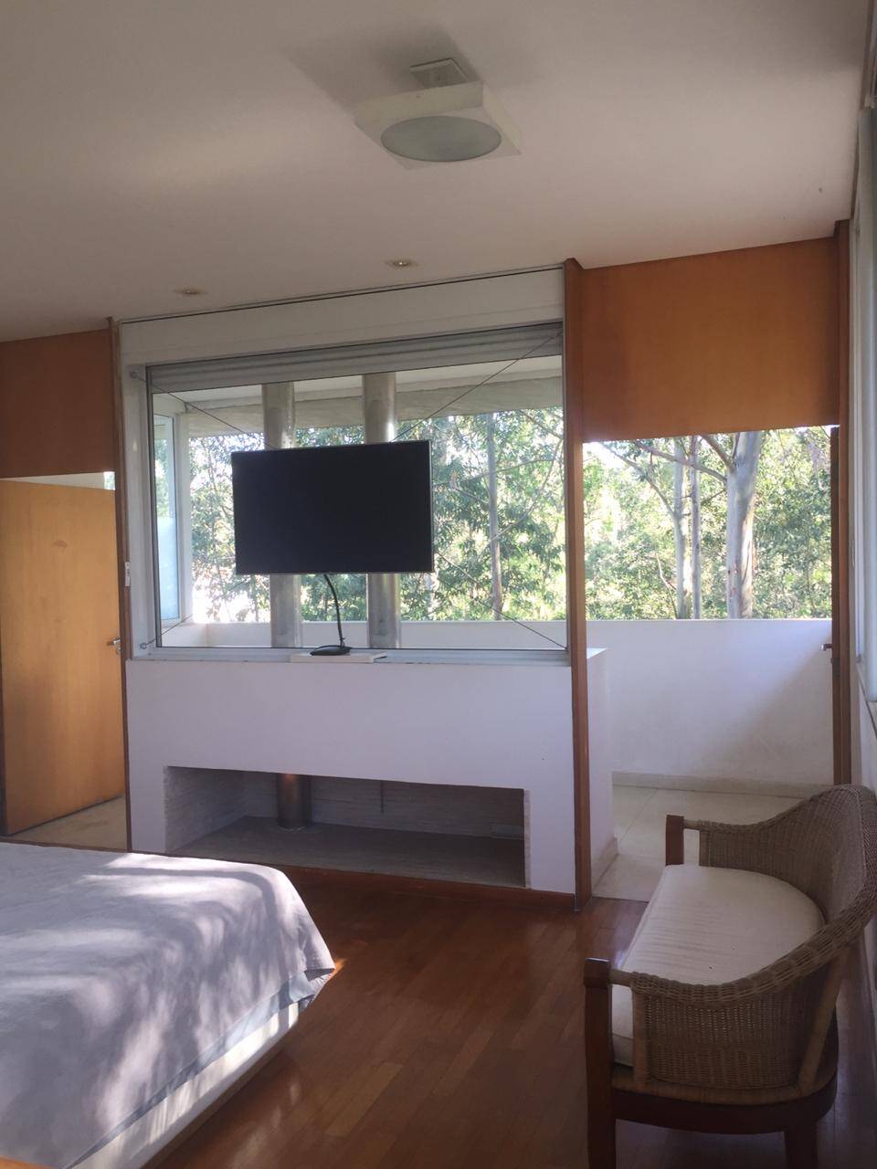 Casa contemporânea com vista para a mata no Tamboré 1