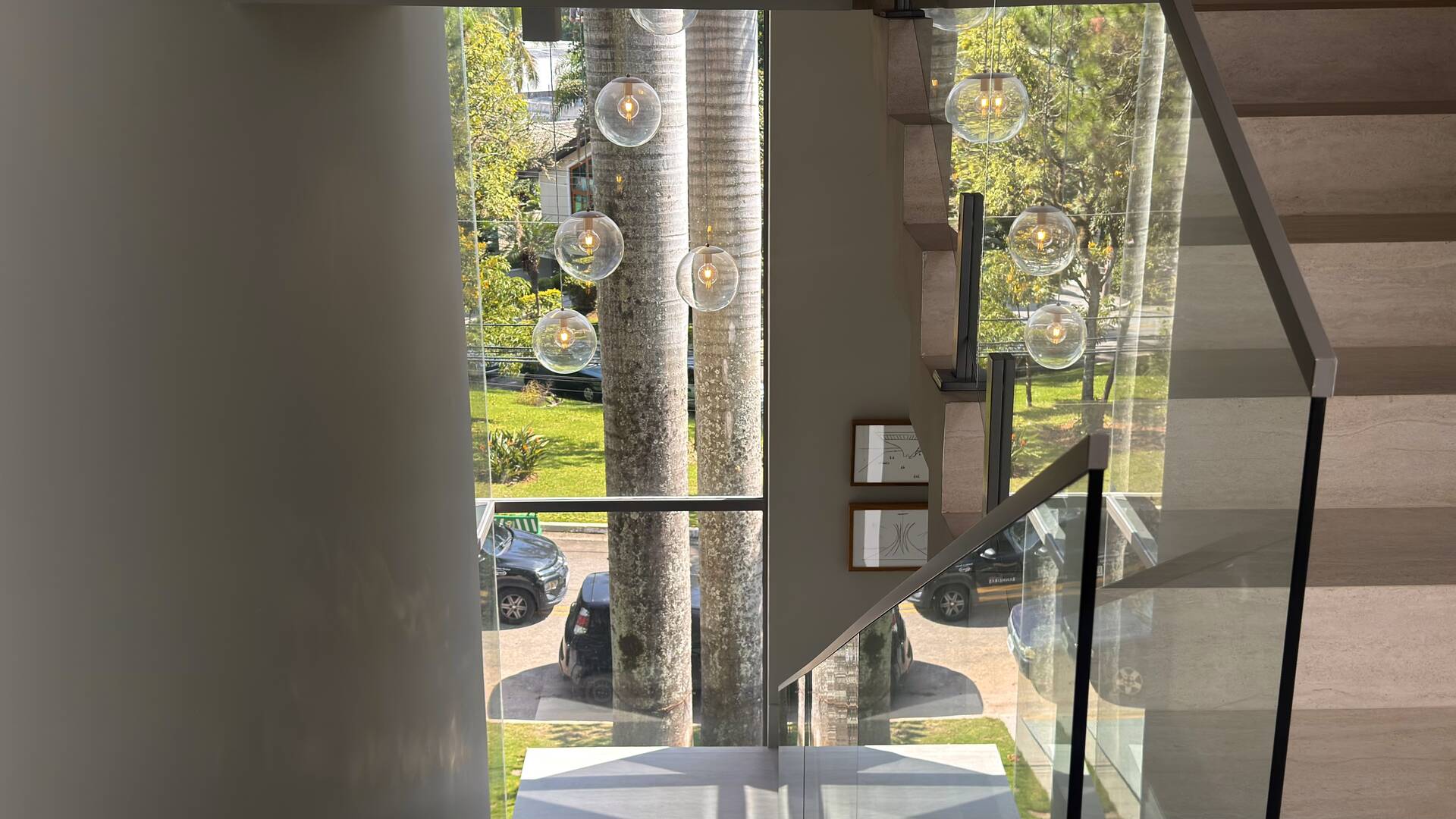 Casa Contemporânea no Tamboré 3 com Rooftop, 5 Suítes e Vista Permanente para a Praça