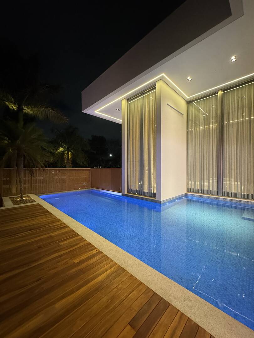 Casa de Alto Padrão à Venda no Tamboré 3 | Frente para o Lago | 5 Suítes | 870 m²