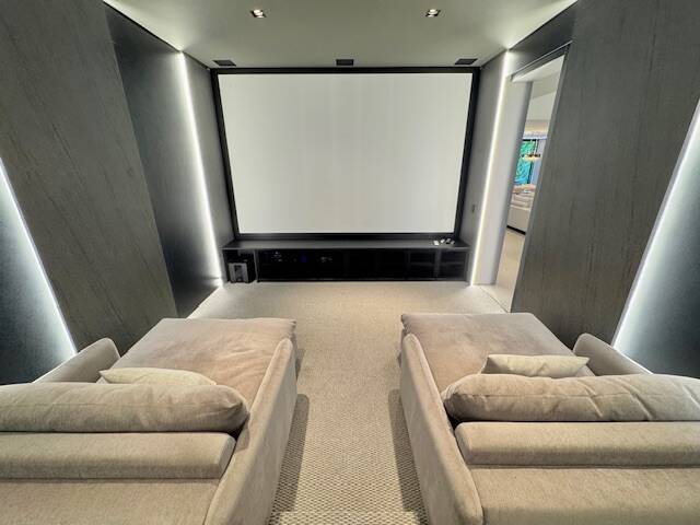 Casa à venda com 1.469 m², 6 suítes, rooftop e cinema privativo em Alphaville