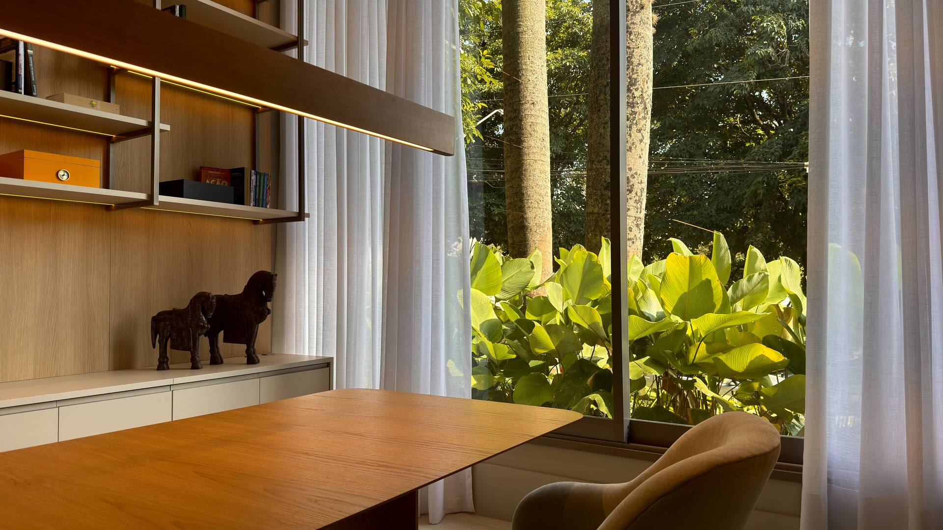 Casa Contemporânea no Tamboré 3 com Rooftop, 5 Suítes e Vista Permanente para a Praça