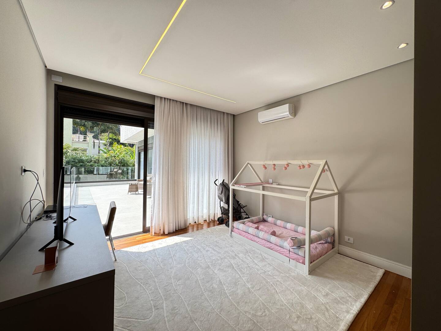 Casa Contemporânea à Venda no Tamboré 1 com 5 Suítes e Lazer Integrado