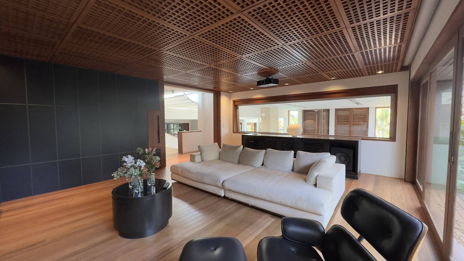 Casa Contemporânea com Vista Permanente, Piscina com Raia e Projeto Autoral em Alphaville